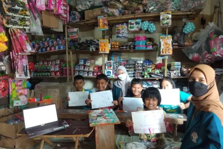 Mahasiswa KKN Undip Melatih Menggambar Denah di Desa Tegarejo, Kecamatan Pegandon, Kabupaten Kendal.  (istimewa)