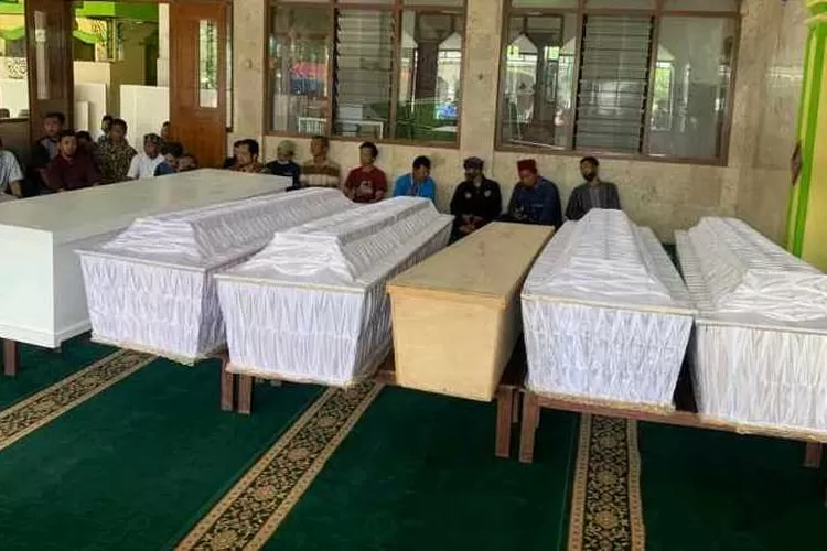 Enam jenazah korban kecelakaan bus pariwisata di Bantul asal Desa Mranggen di salatkan di Masjid Nurul  Falah sebelum dimakamkan dalam satu liang lahat (Endang Kusumastuti)