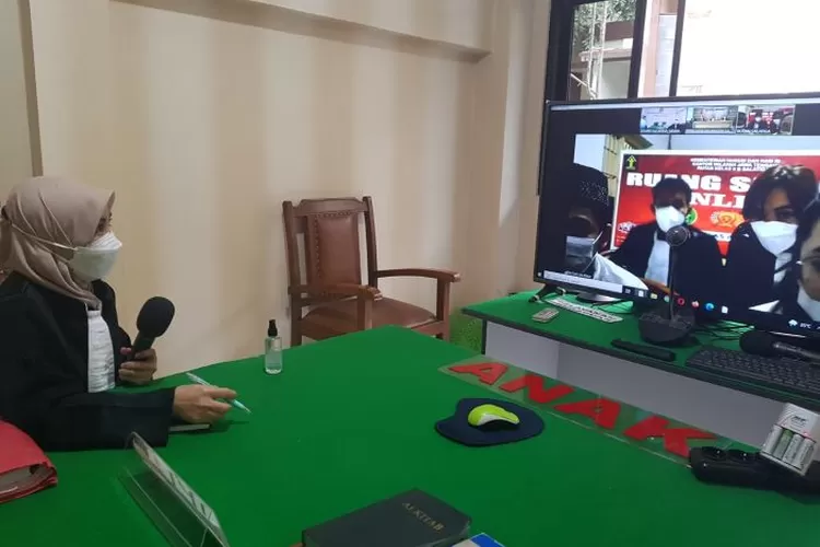Sidang pembacaan putusan tindak pidana penipuan modus arisan online atas nama terdakwa Resa Agata Putri dan Benny Larsiga di PN Salatiga secara virtual, Senin (7/2/2022).  (Foto: dokumentasi Kejari Salatiga)