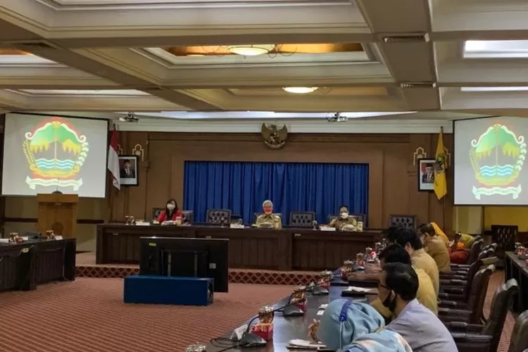  Rombongan Komite IV DPD RI yang dipimpin oleh Wakil Ketua Komite IV DPD RI Casytha A Kathmandu diterima Gubernur Jateng Ganjar Pranowo di Gedung B Lantai V Pemprov Jateng, Jl Pahlawan Semarang. (arri widiarto/ayosemarang.com)