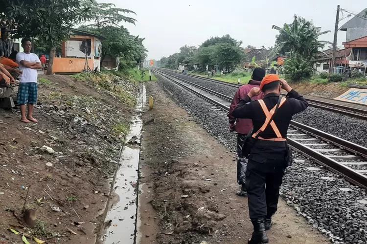 Polsuska mendatangi lokasi warga tertemper kereta di Cirebon. 