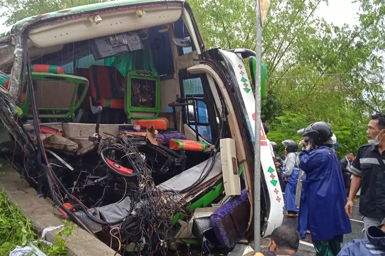 Kecelakaan maut bus pariwisata asal Sukoharjo di Bukit Bego, Imogiri, Bantul. (Foto: Arif Septoro Riza Marzuqi)