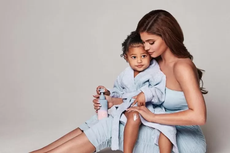 Kylie Jenner dan putri pertamanya. Hari ini, dia mengumumkan kelahiran anak keduanya. (Instagram @kyliejenner)