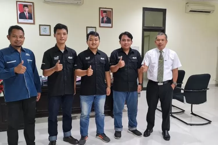  Rektor USM Dr Supari MT saat menerima kunjungan tiga mahasiswa yang telah menjadi pengusaha didampingi dosen pendamping Saiful Hadi MKom di ruang rektor. (dok Humas USM.)