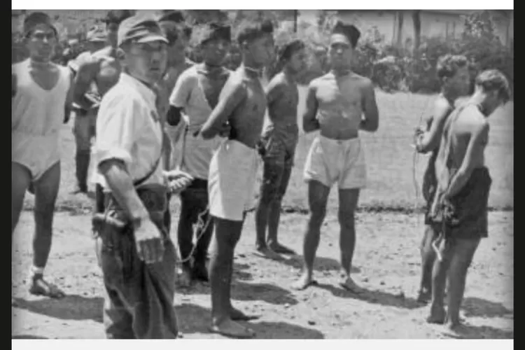 Foto tentara Jepang dan tawanan Indonesia di tahun 1945. (NIMH)