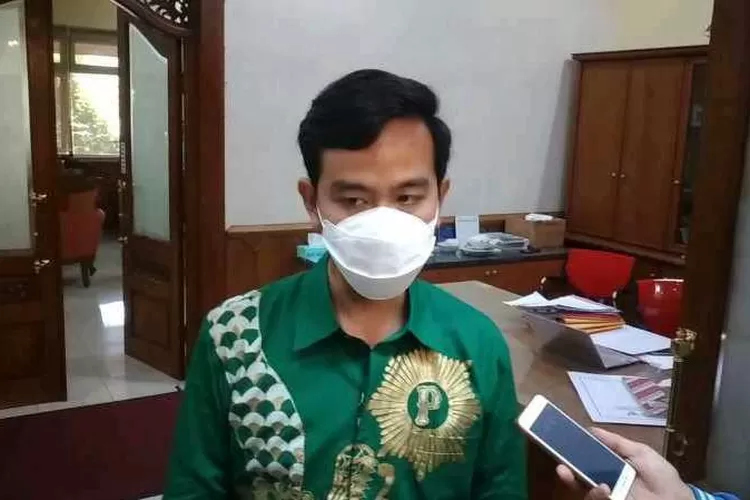 Wali Kota Solo Gibran Rakabuming Raka meminta masyarakat tetap tenang meski terjadi lonjakan kasus Covid-19 di Solo (Endang Kusumastuti)