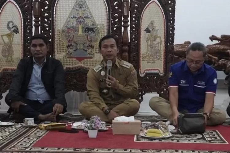 Ketua Umum PAN, Zulkifli Hasan, bersama Bupati Batang Wihaji di rumah jabatan Bupati Batang, Senin 7 Februari 2022.   (Muslihun/Kontributor Batang)