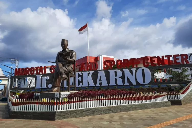 Patung Presiden pertama Indonesia, Ir. Soekarno atau Bung Karno di Pulau Morotai,  Kepulauan Maluku, Provinsi Maluku Utara. (Foto: Istimewa) 