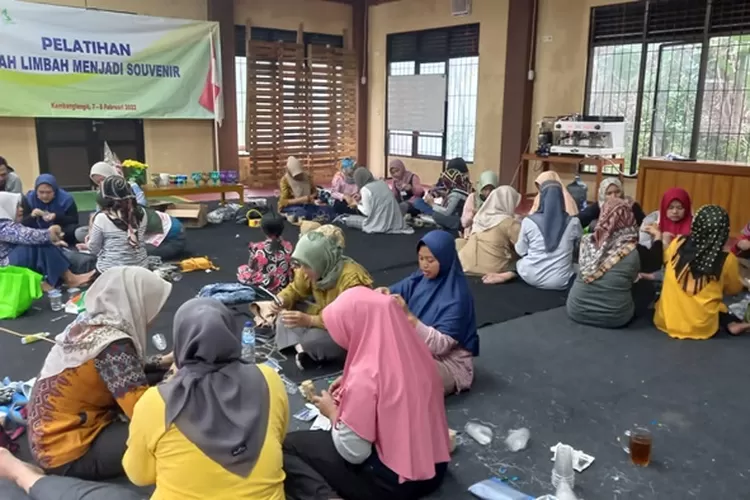 Ibu-ibu di sekitar wisata Sikembang diajak berekreasi mengolah sampah menjadi aneka produk kreatif. ( Muslihun/Kontributor Batang)