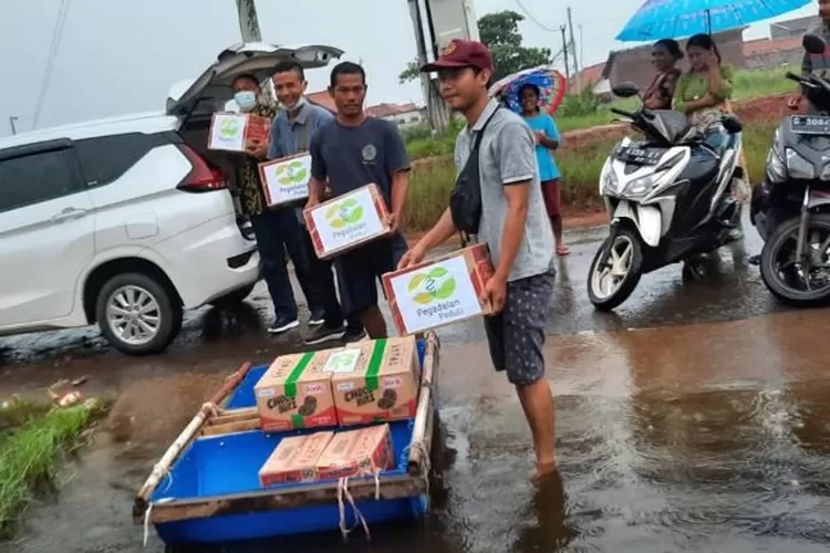 PT Pegadaian Kantor Wilayah (Kanwil) XI Semarang menyalurkan bantuan kepada warga yang terdampak banjir di Pemalang dan Pekalongan, Rabu 9 Februari 2022. (dok Pegadaian)