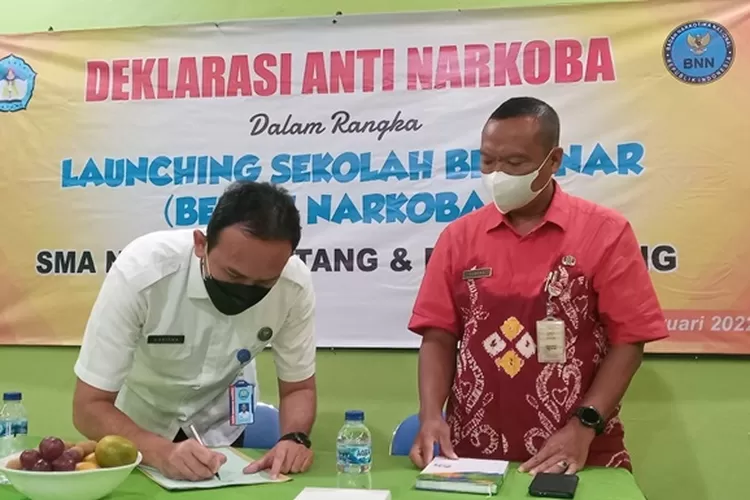 Kepala BNNK Batang Khrisna Anggara dan Kepala SMAN 2 Batang Sugeng menandatangani nota kerjasama usai deklarasi anti narkoba. (&nbsp; dok&nbsp;)