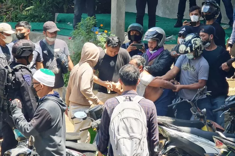 Pengukuran tanah kuari Desa Wadas yang berakhir ricuh.  (foto: dokumentasi warga)