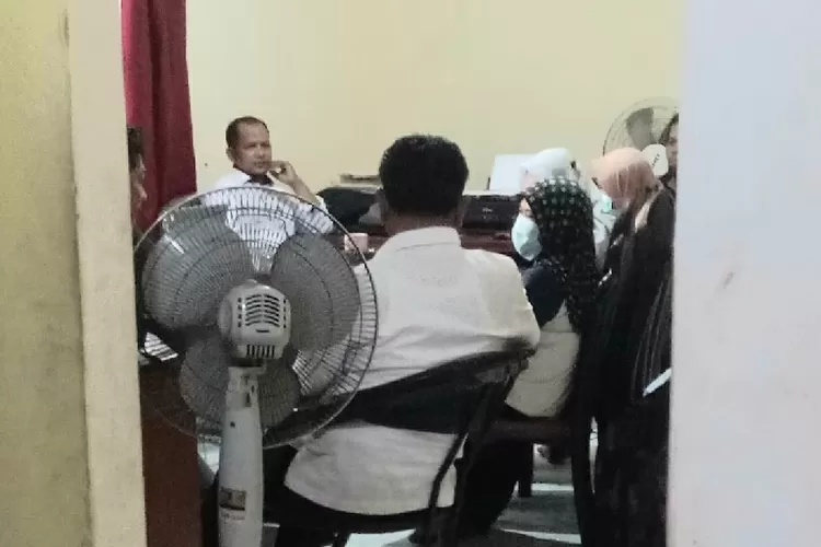 Tim samber pungli Polda Jawa Barat didampingi staf Desa tengah mendengar kesaksian KPM di Desa Cogreg. (Saepullah/Bogor Times)