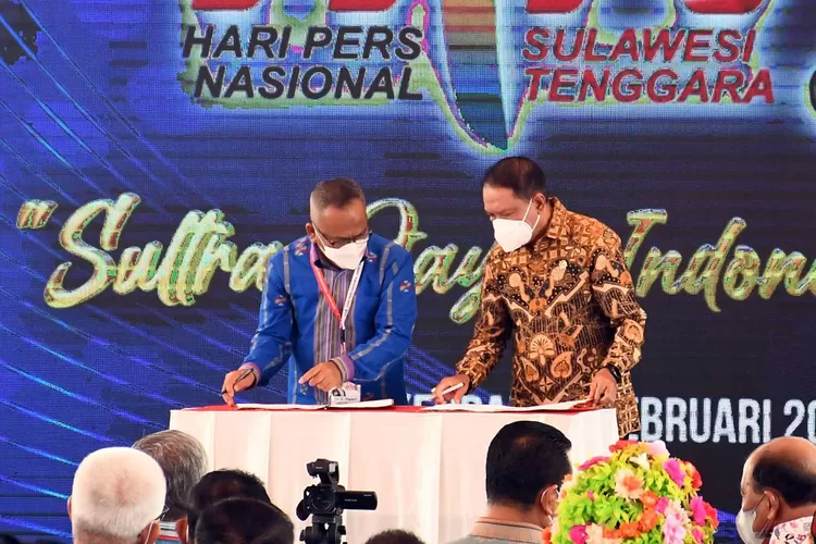Menpora Zainudin Amali (kanan) dan Ketua Umum PWI Pusat Atal S Depari, secara resmi menandatangani MoU pada puncak HPN 2022 di Kendari, Sulawesi Tenggara, Rabu (9/2/2022) (Siwo PWI)