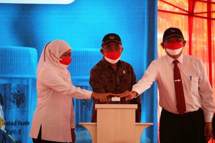 Menko PMK Muhadjir Effendy (tengah) saat uji klinis vaksin Merah Putih, didampibgi Gubernur Jawa Timur Khofifah Indar Parawangsa (kiri) dan Rektor UNAIR Mohammad Nasih (kanan). 
