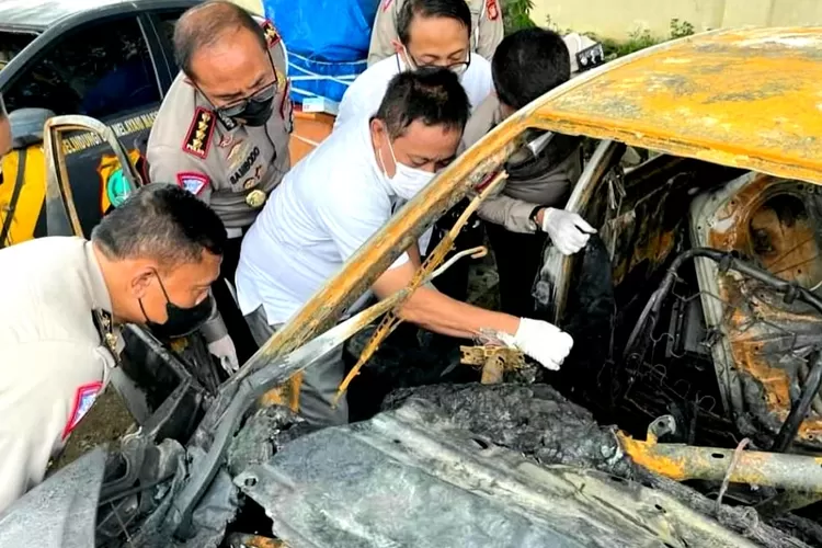 Bekas mobil yang terbakar dalam kecelakaan tunggal yang menewaskan AKP Noviandi. (Sadono)