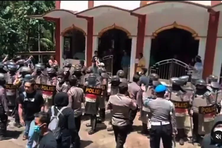 Polisi mengepung warga di masjid (Twitter, @Wadas_Melawan)