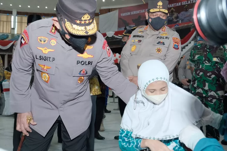Kapolri Jenderal Pol Listyo Sigit Prabowo menghadiri kegiatan akselerasi vaksinasi serentak di Banjarmasin. (Sadono)