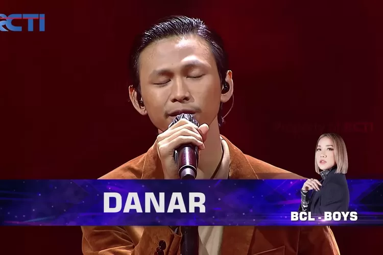  Danar Widianto menyanyikan Can't Help Falling in Love di Gala Live Show 4 X Factor Indonesia. ( tangkapan layar YouTube X FACTOR ID)