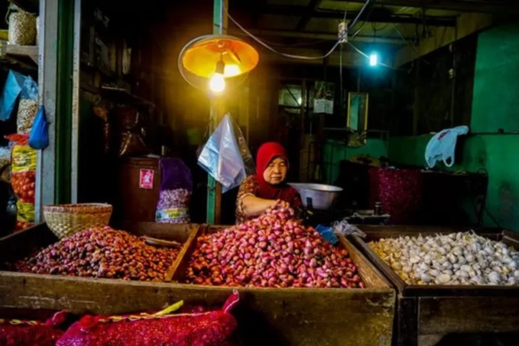 Harga bahan pokok di Kota Solo hari ini. (Ayosemarang.com/Audrian Firhannusa)