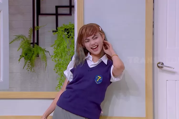 Rina Nose memerankan tokoh Nur Gemilang di sketsa komedi Anak Sekolah yang tayang di Trans7. (Tangkapan layar YouTube TRANS7 OFFICIAL)