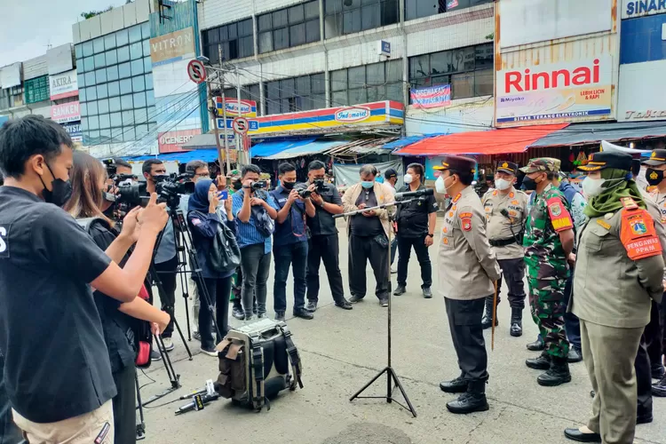 Kapolres Jaksel Kombes Budhi Herli Susianto memberi keterangan kepada wartawan seusai inspeksi dan membagikan masker kepada pengunjung pasar Kebayoran Lama. (Sadono)