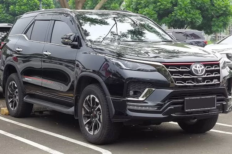 Ilustrasi Ekspor Mobil Toyota Fortuner
