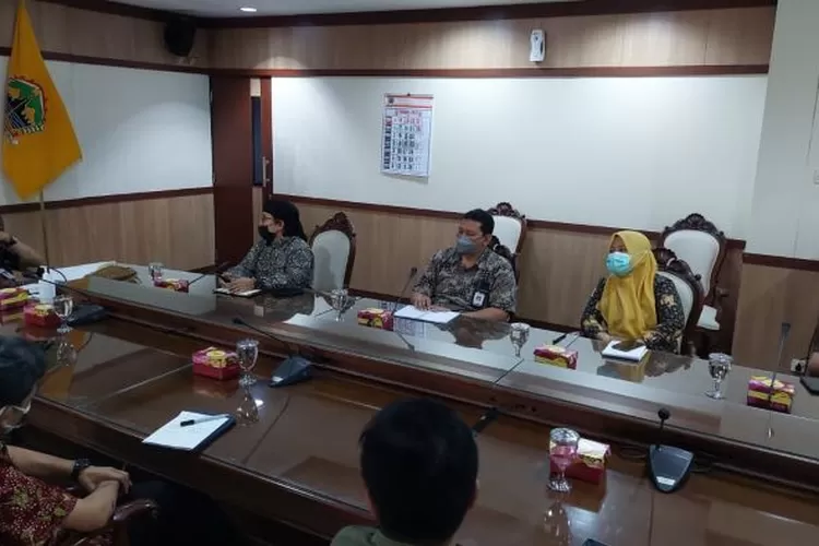 Kepala Balai Bahasa Bahasa Provinsi Jawa Tengah Ganjar Harimansyah dan jajaran saat audiensi dengan Sekretaris Daerah (Sekda) Provinsi Jawa Tengah, Sumarno, di ruang rapat Sekda. (istimewa)