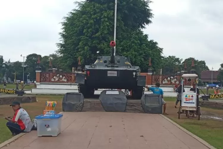Monumen Pejuangan Kendaraan Tempur (Ranpur) Korps Marinir TNI AL di Alun - alun Kota Batang.&nbsp; Foto : Muslihun kontributor Batang&nbsp;