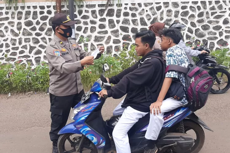Jajaran Polsek Patean memberikan imbauan dan pembagian masker dalam rangka memperketat prokes cegah gelombang ketiga jumat 11 februari 2022. (edi prayitno/kontributor Kendal)