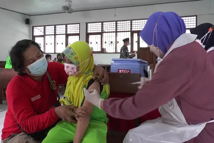 Anak-anak usai divaksin dosis kedua diberi obat penurun panas untuk antisipasi demam, Jumat 11 februari 2022.  (edi prayitno/kontributor Kendal)