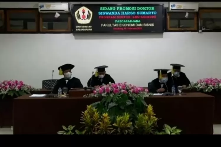 Siswanda H. Sumarto berhasil meraih gelar Doktor (S3) dalam sidang promosi Doktor Ilmu Ekonomi di Universitas Padjajaran, Bandung dengan mengungkap manfaat dana desa untuk pengentasan kemiskinan (AG Sofyan)