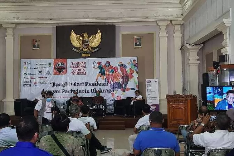 Menparekraf Sandiga Uno hadir secara virtual Seminar Nasional Sport Tourism Bangkit Dari Pandemi Dengan Pariwisata Olahraga&nbsp; di Monumen Pers Solo, Jawa Tengah (Endang Kusumastuti)
