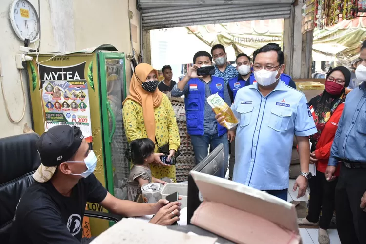 Herman Khaeron melakukan sidak pasar di Indramayu dan Cirebon. 