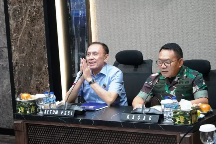 Kepala Staf TNI Angkatan Darat (KSAD) Jenderal Dudung Abdurachman dan Ketua Umum Mochamad Iriawan. (pssi.org)