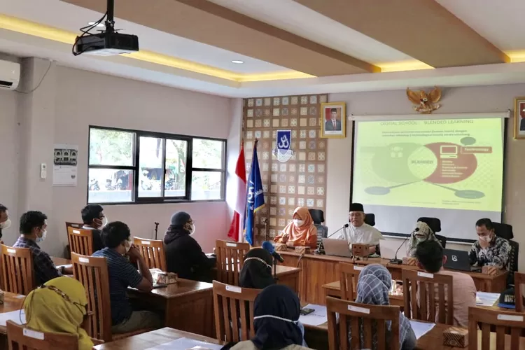 Ketua Yayasan, Prof. Dr. Dadan Wildan, M.Hum., Pembina SMP PCI Hj. Siti Komariah, M.Si., Ph.D dan juga Kepala SMP Prima Cendekia Islami, Beny Saputro, S.Pd., M.Pd., dihadapan orang tua siswa memaparkan agenda yang dimilik SMP PCI 