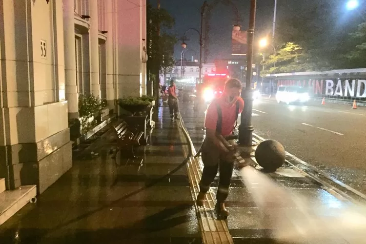 Diskar PB Kota Bandung melaksanakan giat penyemprotan disinfektan dalam rangka mengurangi dan memutus rantai penyebaran wabah Covid-19 di Kota Bandung.  (Foto: Humas Diskar PB Kota Bandung)