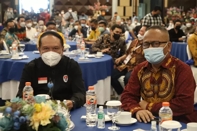 Ketua Umum PWI Pusat, Atal S Depari (kanan) bersama Menpora Zainudin Amali pada acara HPN di Kendari, Sulawesi Tenggara (Siwo PWI Pusat)