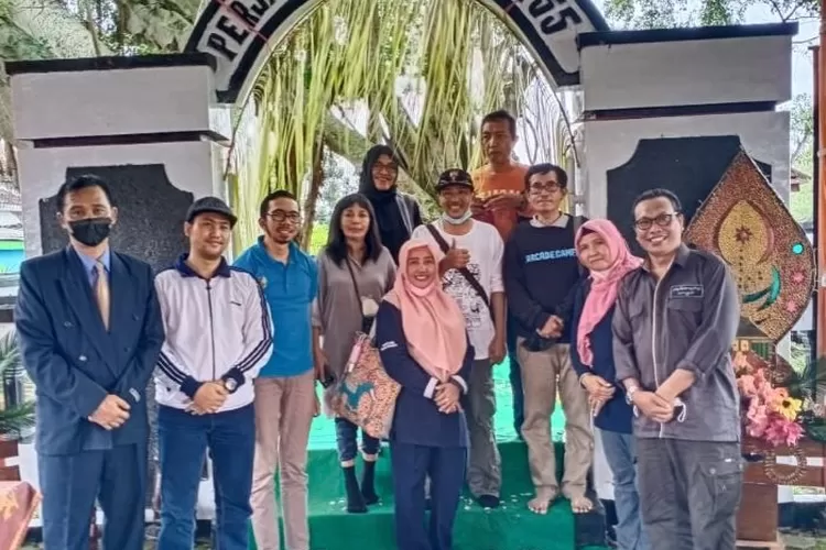 Rombongan Pusam dan Agsi DIY-Jatim bersama Pihak Yayasan Giyanti Kerten Karanganyar (Dok. Istimewa)