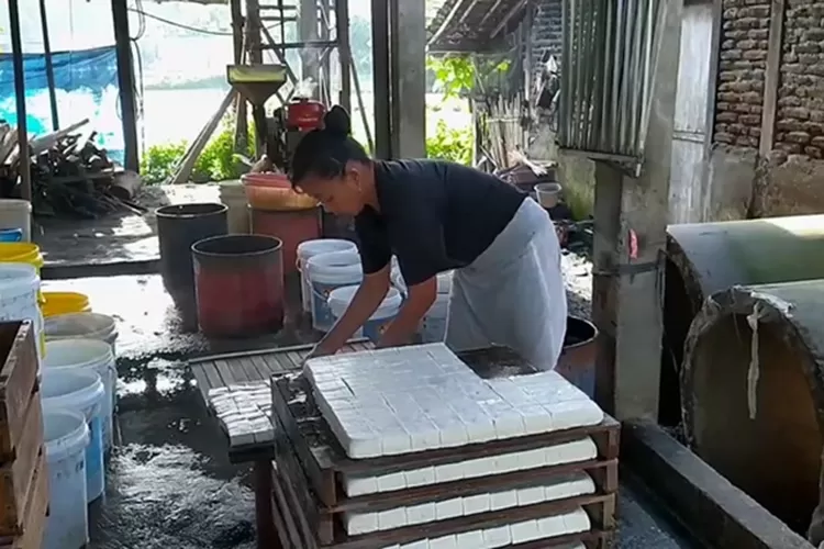Perajin tahu di Desa Kertomulyo Brangsong Kendal mengurangi produksi setelah harga kedelai naik sebulan terakhir.  (edi prayitno/kontributor Kendal)