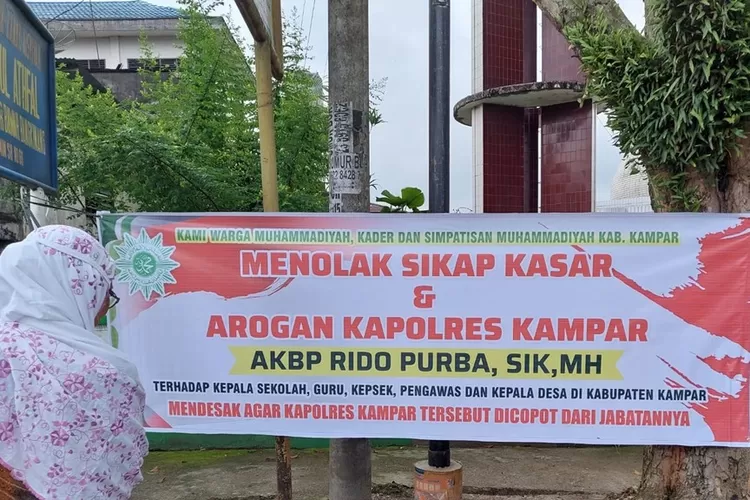 Spanduk desak pencopotan Kapolres Kampar AKBP Rido Purba. (Selasar Riau)