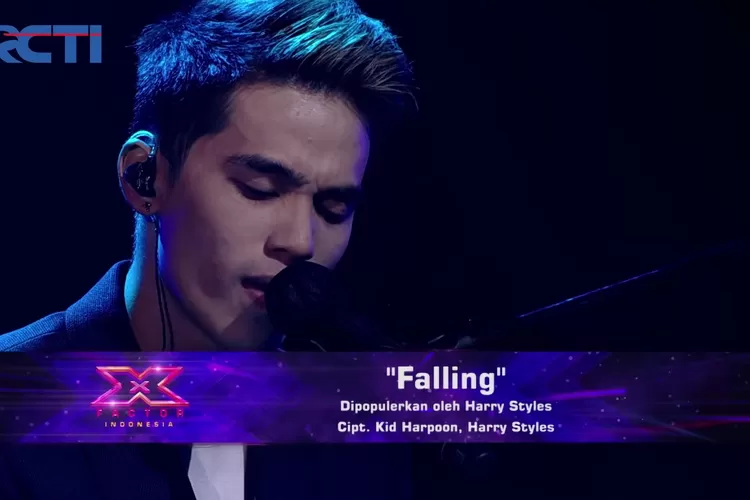 Alvin Jonathan menyanyikan lagu Falling dari Harry Styles di Gala LIve Show 5 X Factor Indonesia (Tangkapan Layar YouTube X FACTOR ID)
