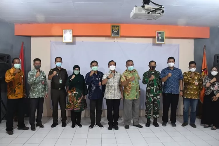 Bupati Batang Wihaji bersama Forkopimda dan jajaran KPU Batang foto bersma usai mengikuti peluncuran Hari dan&nbsp;Tanggal pemungutan suara Pemilu 2024, Senin 15 Februari 2024 malam.&nbsp; (Muslihun/Kontributor Batang&nbsp;)