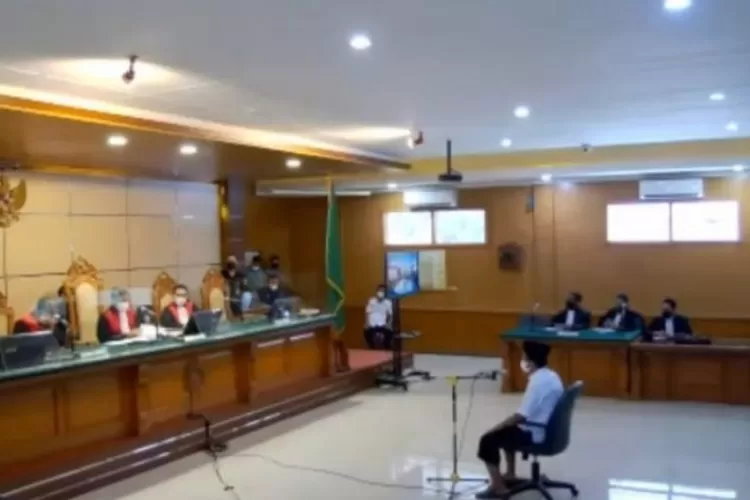 Pemerkosa 13 Santri Tengah Mengikuti Sidang Putusan Hakim (Humas PN Bandung)