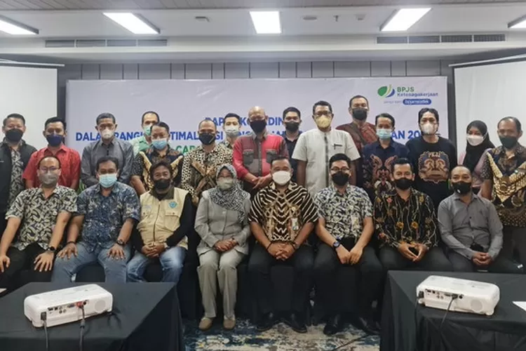 Puluhan Agen Perisai bersama jajaran BPJamsostek Surabaya Darmo usai koordinasi.