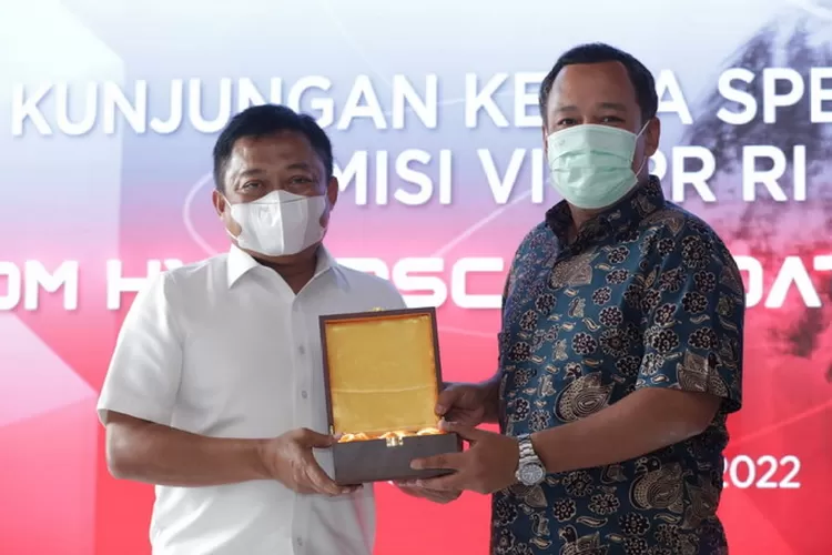 Direktur Utama Telkom Ririek Adriansyah (kiri) menyerah cindera mata kepada Pimpinan Komisi VI DPR RI Mohamad Hekal