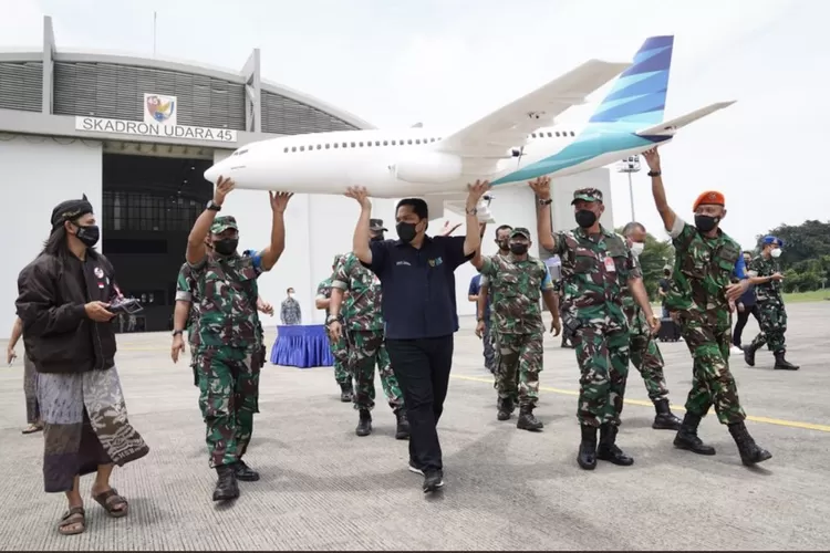 Menteri BUMN, Erick Thohir saat menerbangkan miniatur pesawat Garuda buatan santri asal Madura Agus. (kemenBUMN)