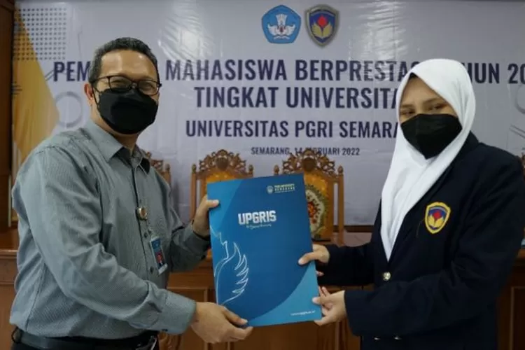 Mahasiswa Pendidikan Bahasa Inggris Universitas PGRI Semarang (UPGRIS)  Aprilia Ningsih terpilih sebagai Mahasiswa Berprestasi UPGRIS.  (dok Humas UPGRIS)