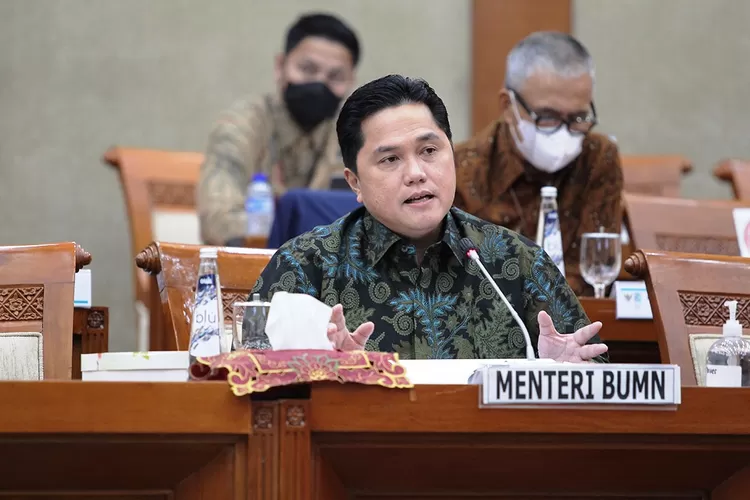 Erick Thohir apresiasi Agus Humaidi pembuat miniatur pesawat Garuda.  (foto: bumn.go.id)