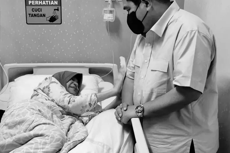 Erick Thohir ketika sedang menjenguk Dorce Gamalama di rumah sakit. (Instagram @erickthohir)